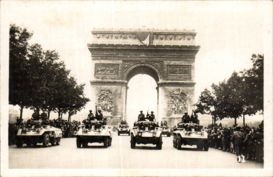 CARTE PHOTO Defile sur le sChamps Elysees Arc de Triomphe Tank Chars d assaut