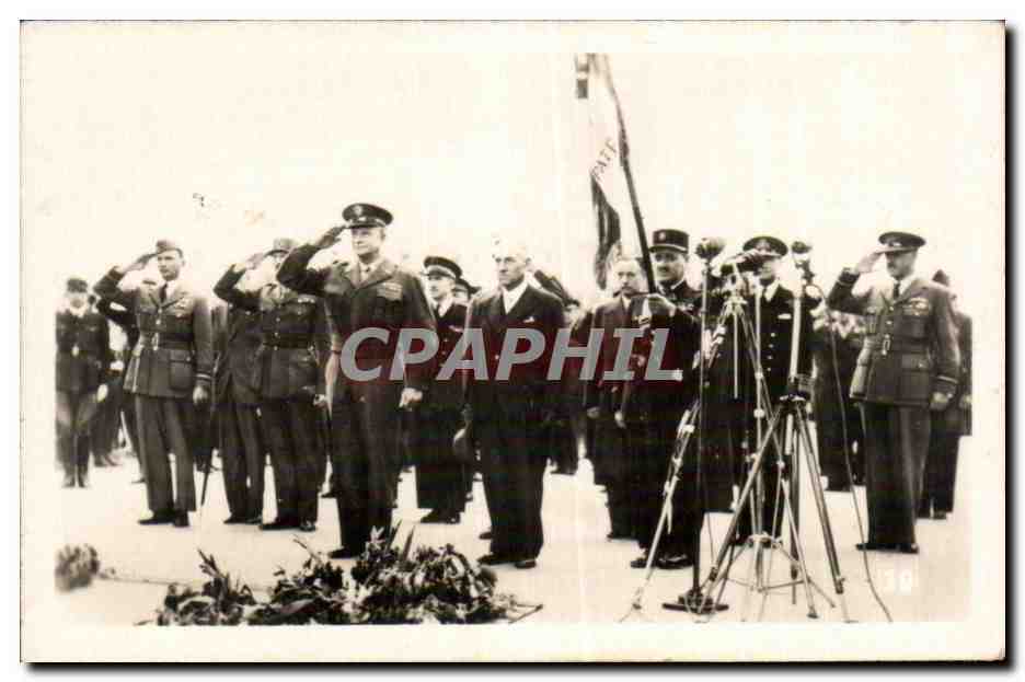 CARTE PHOTO Militaria Salut au drapeau 