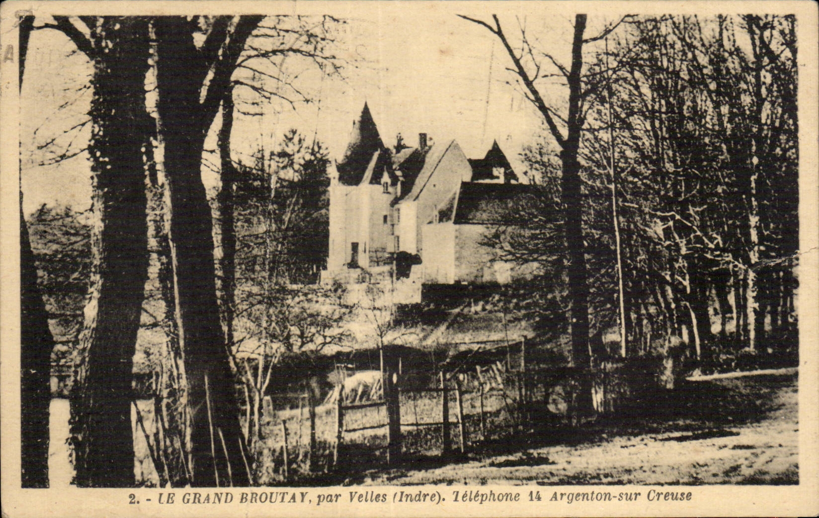 Le Grand Brouatay, par Velles (Indre) — château entouré d'arbres — Édition Châteauroux