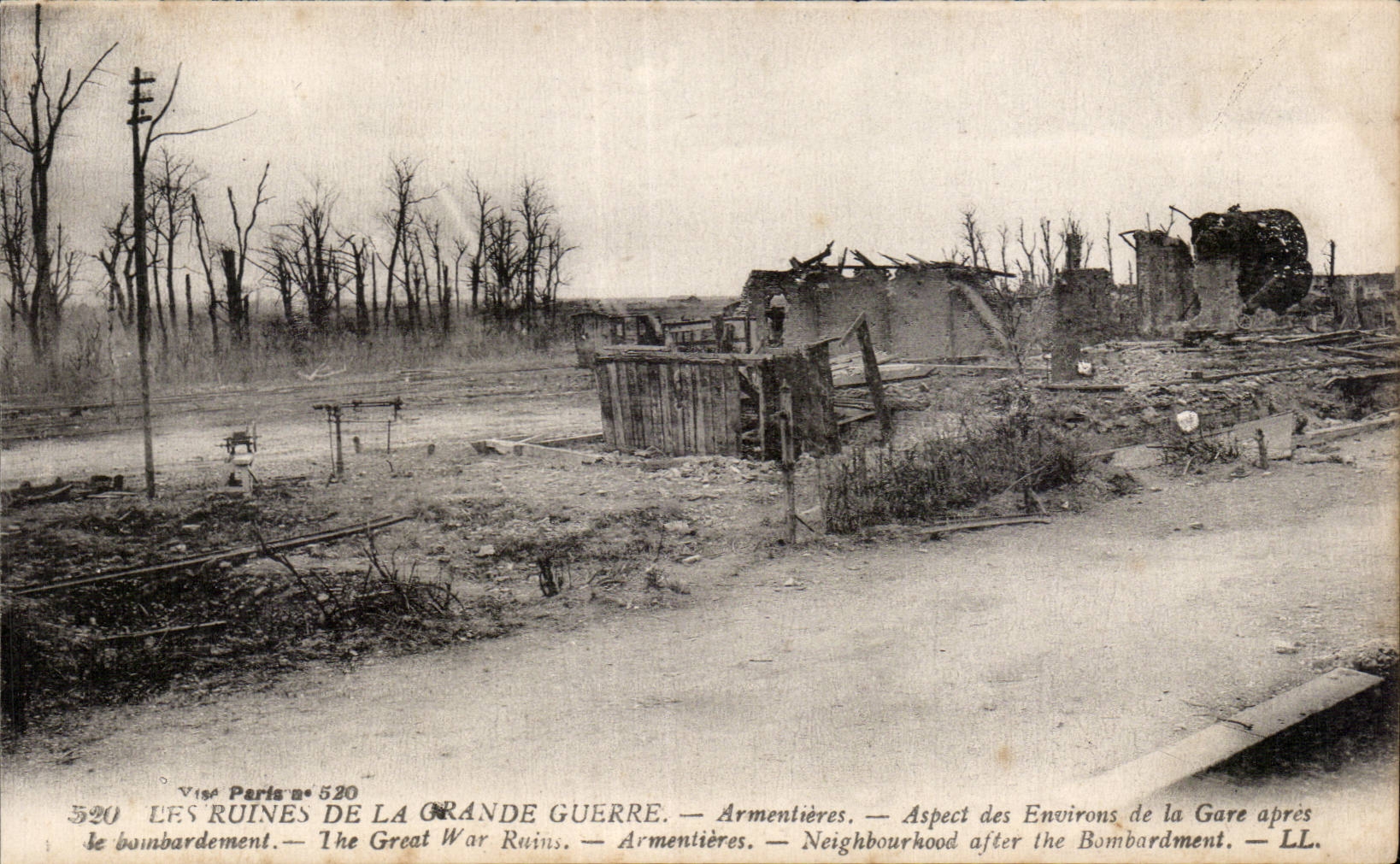 CPA Militaria Les ruines de la grande guerre Armentieres Aspect des environs de la gare apres le bombardement 