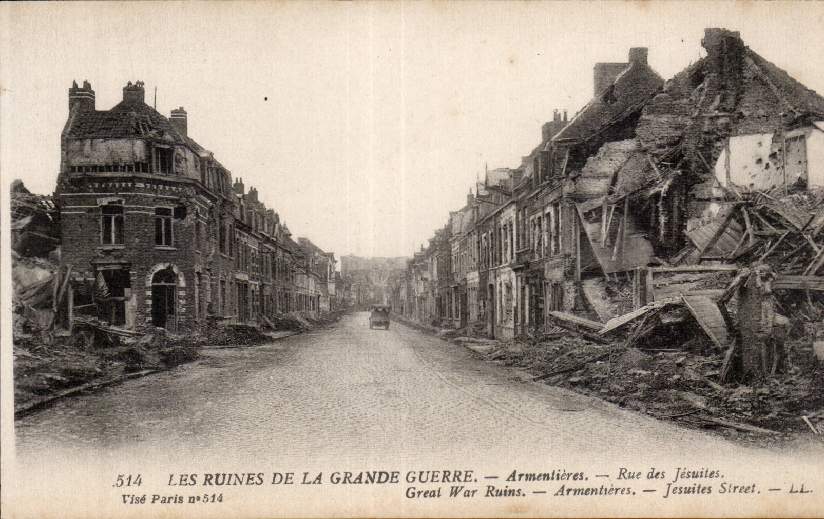 CPA Militaria Les ruines de la grande guerre Armentieres Rue des Jesuites