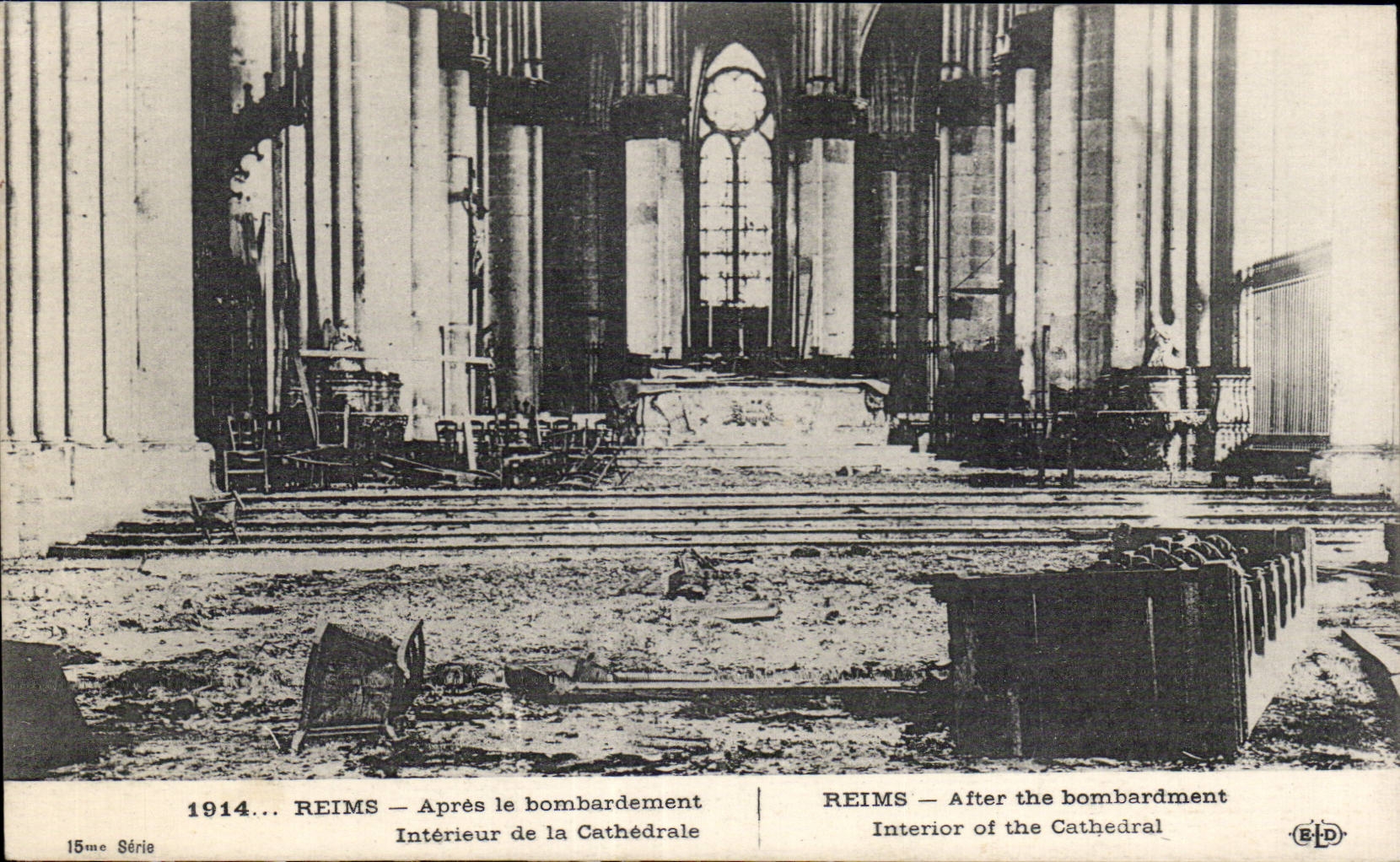 CPA Militaria Les ruines de la grande guerre Reims Apres le bombardement Interieur de la cathedrale