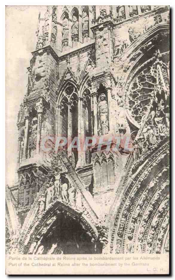 CPA Militaria Les ruines de la grande guerre Reims Partie de la cathedrale apres le bombardement des Allemands