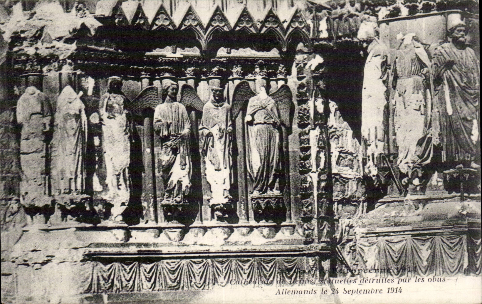 Cathédrale de Reims — Statuettes détruites par les obus — Allemands le 24 Septembre 1914