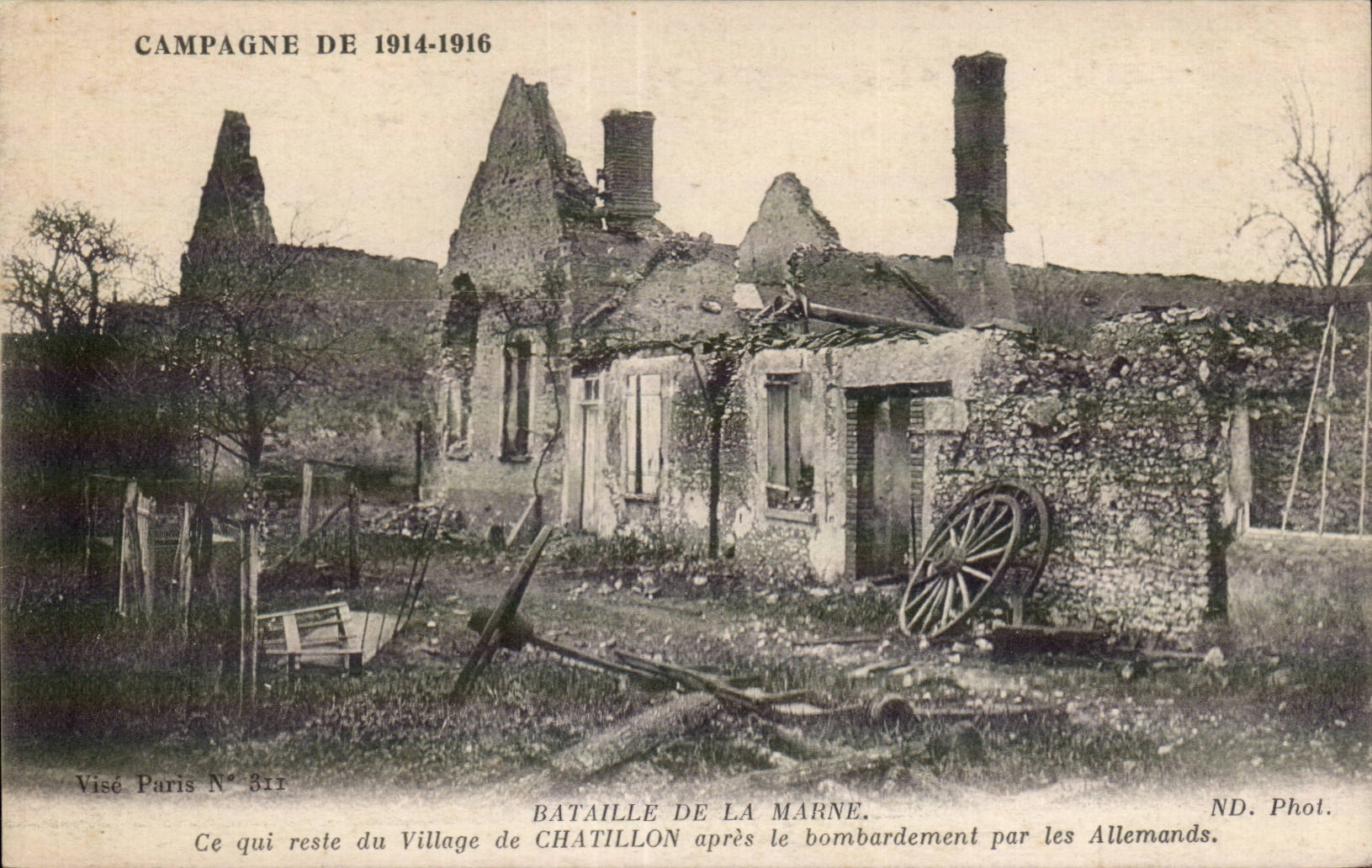 CPA Militaria Bataille de la Marne Ce qui reste du village de Chatillon apres le bombardement par les Allemands