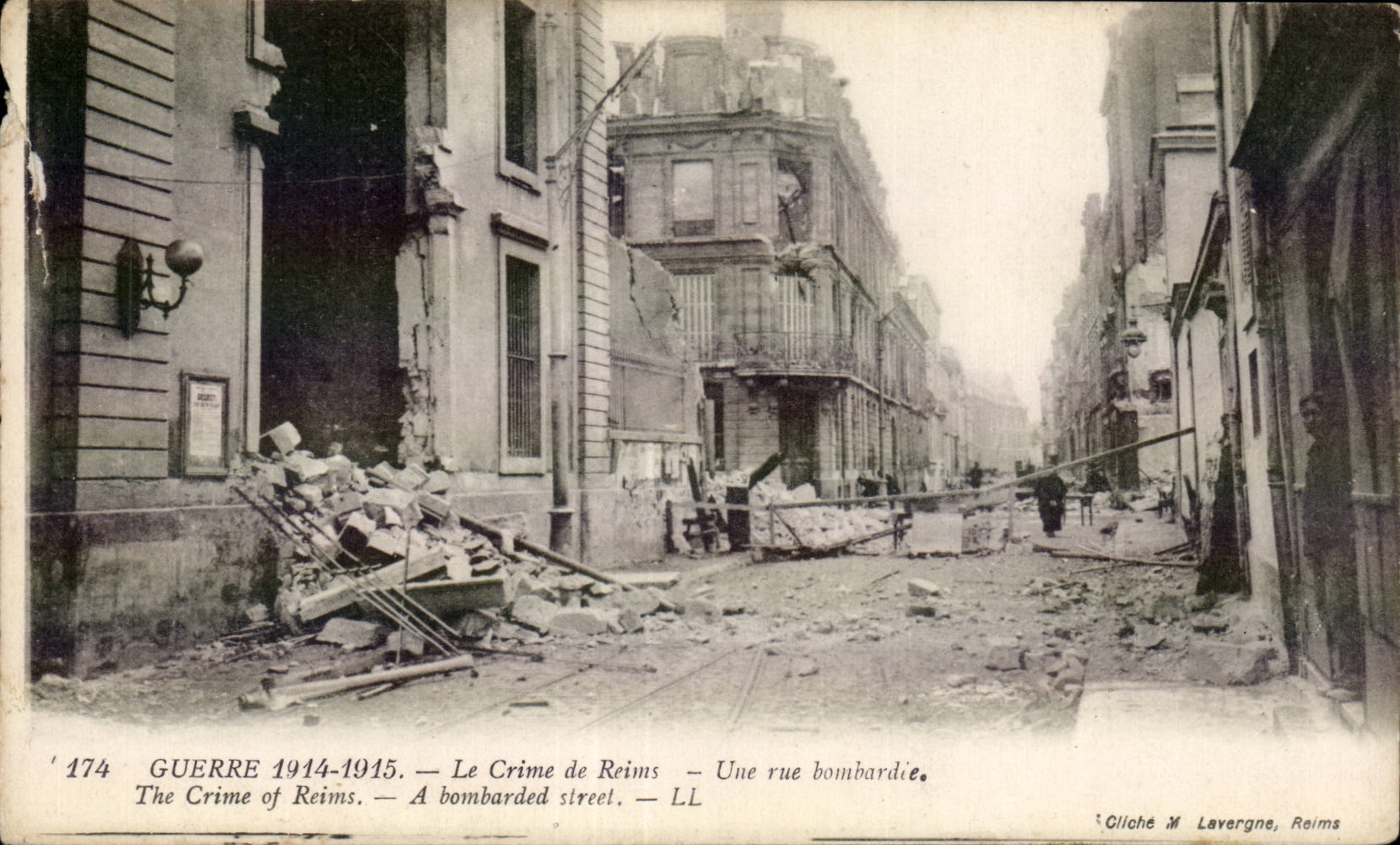 CPA Militaria Bataille de la Marne Le crime de Reims Une rue bombardee 