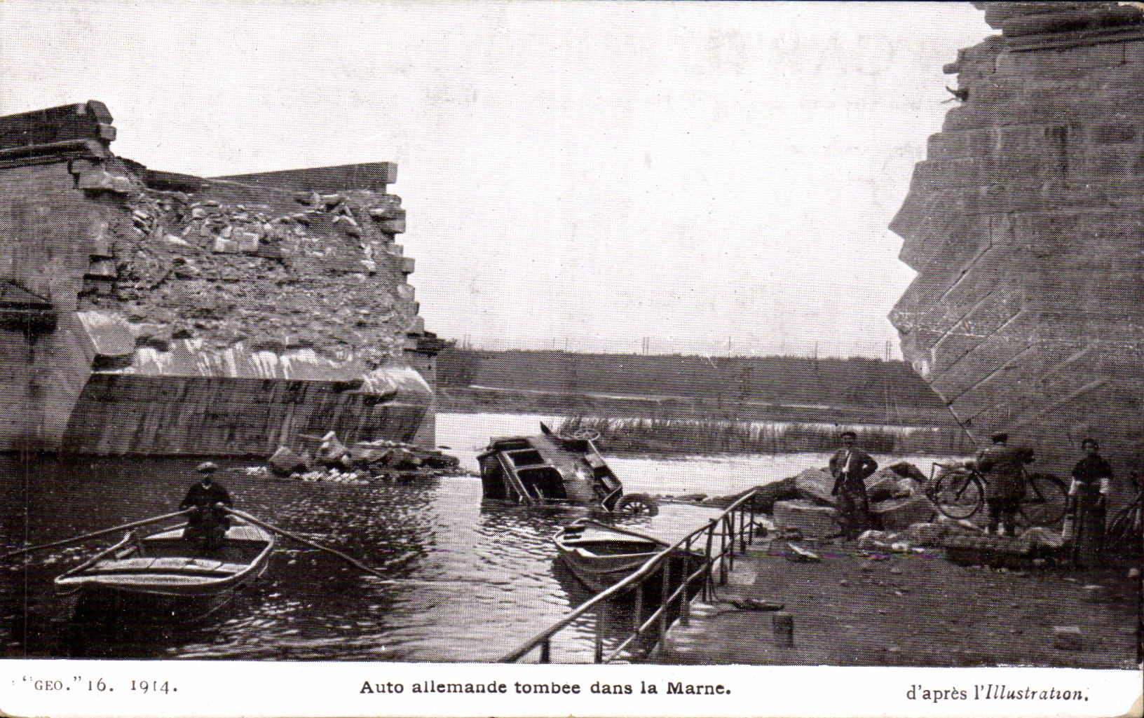 CPA Militaria Auto allemande tombee dans la Marne 