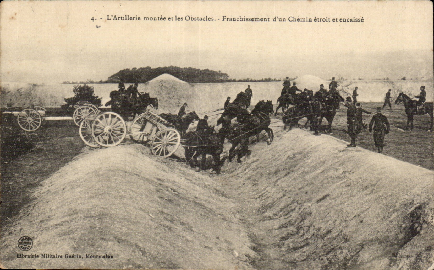 CPA Militaria L artillerie montee et les obstacles Franchissement d un chemin etroit et encaisse Cheval Horse