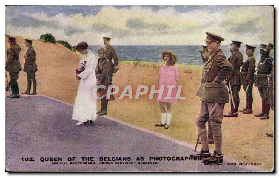 CPA Militaria Queen of the Belgians as photographer 