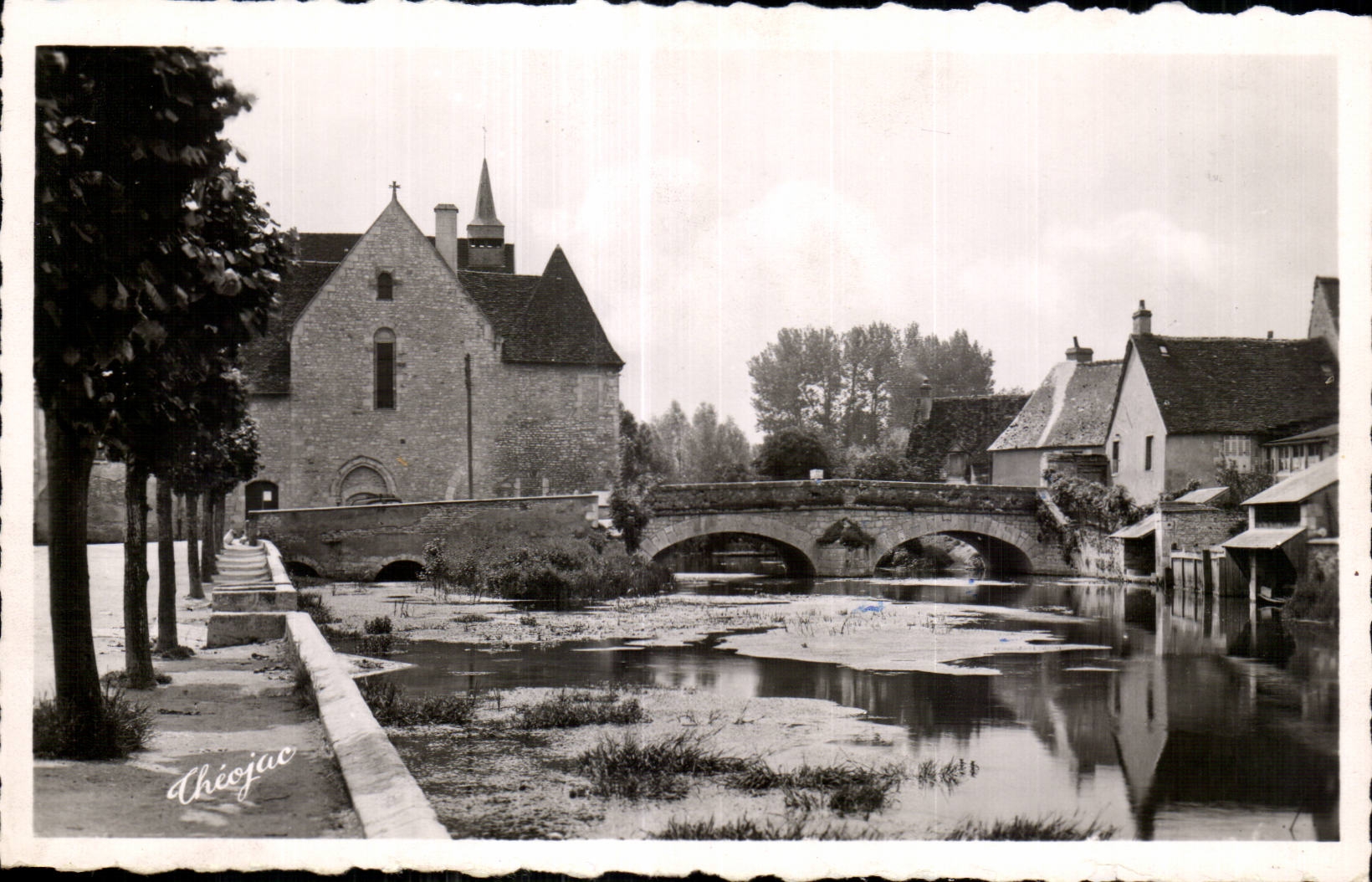Issoudun (Indre) — Le pont Saint-Paterne et l'église Saint-Roch — Éditions Théojac