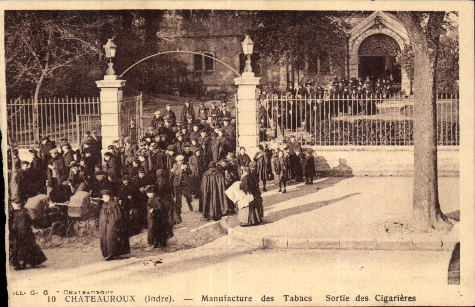 Chateauroux - Manufacture des Tabacs - Sortie des cigarieres - CPA 
