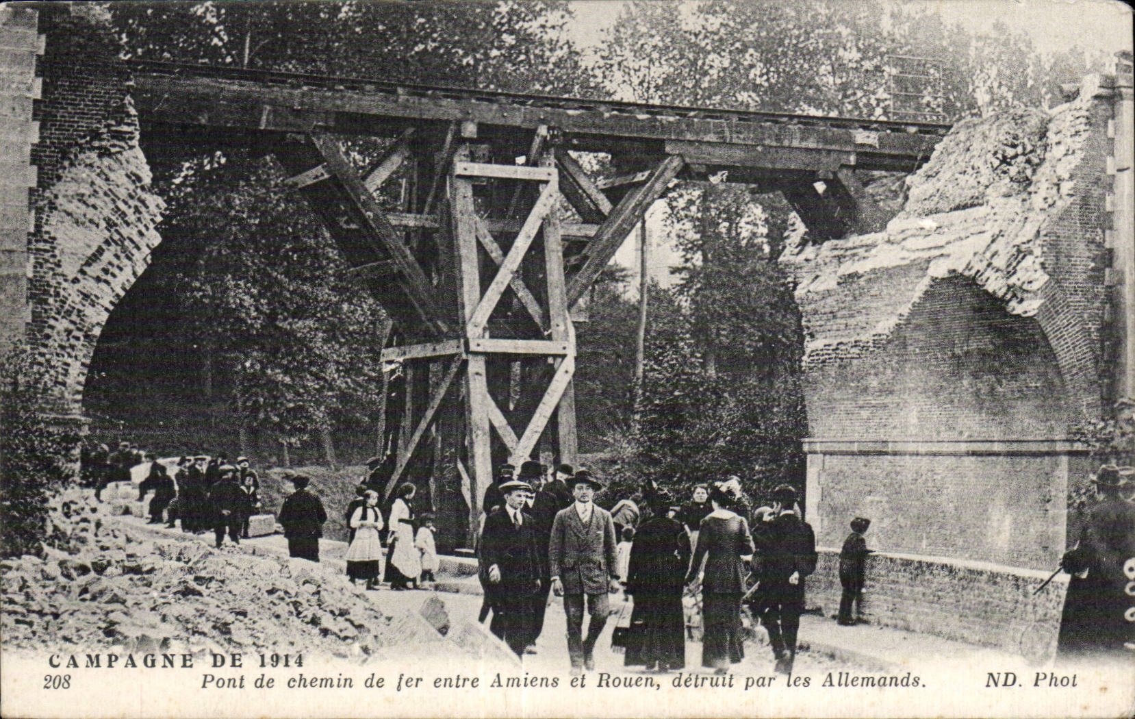 CPA Guerre de 1914 Pont de chemin de fer entre Amiens et Rouen detruit par les Allemands
