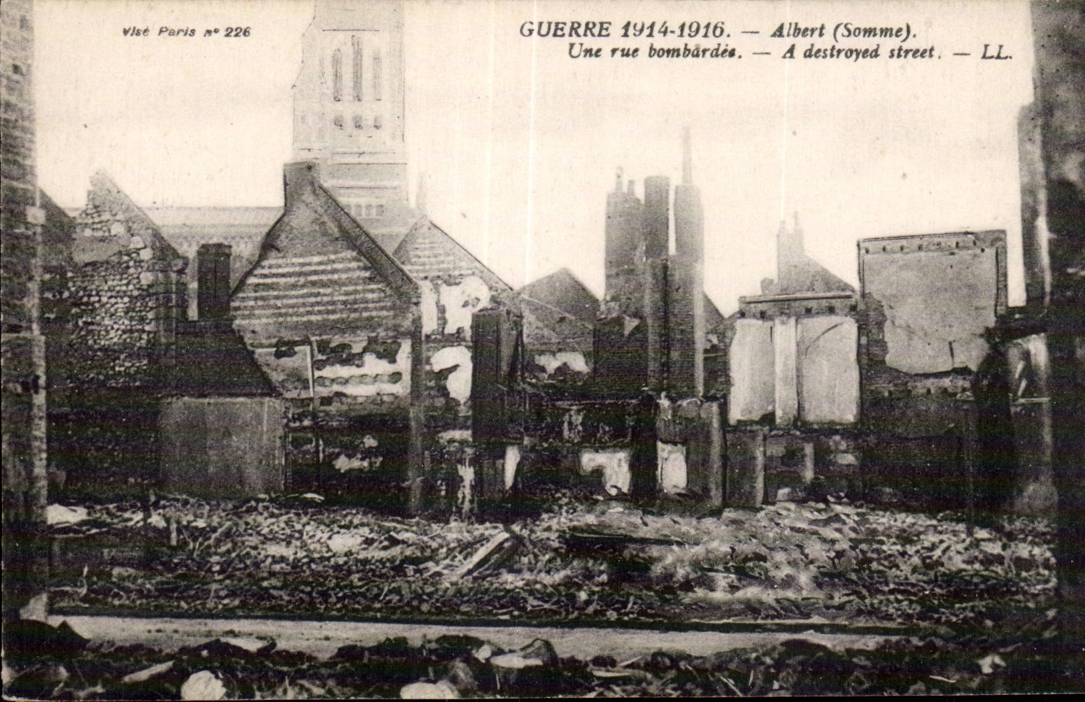 CPA Militaria Guerre de 1914 Albert Une rue bombardee 