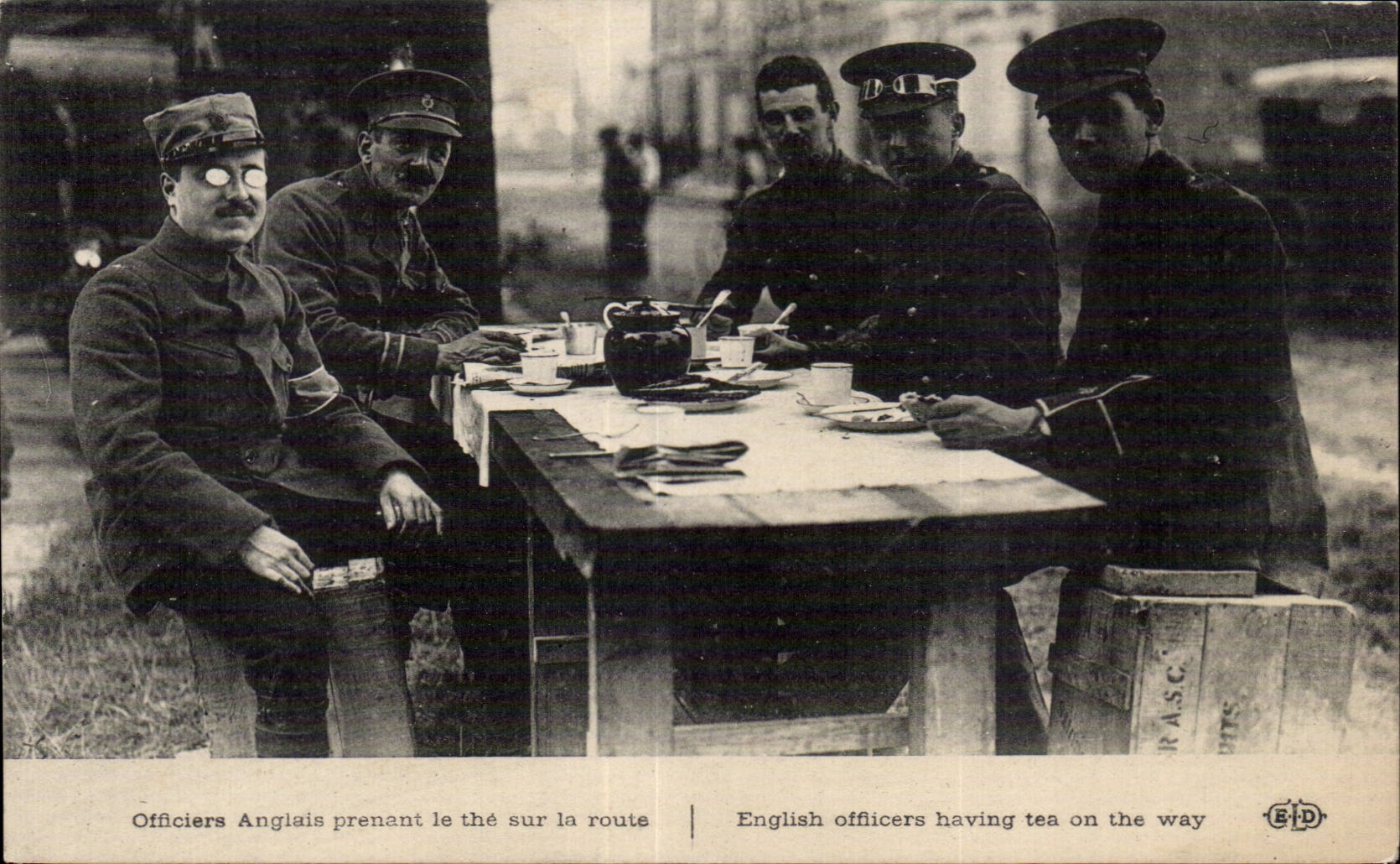 Officiers Anglais prenant le thé sur la route — English officers having tea on the way — E.P.D. (éditeur)