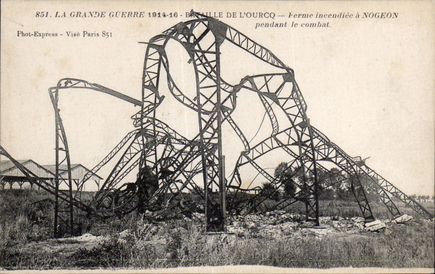 CPA Militaria Guerre de 1914 Bataille de l ourcq Ferme incendiee a Nogeon pendant le combat