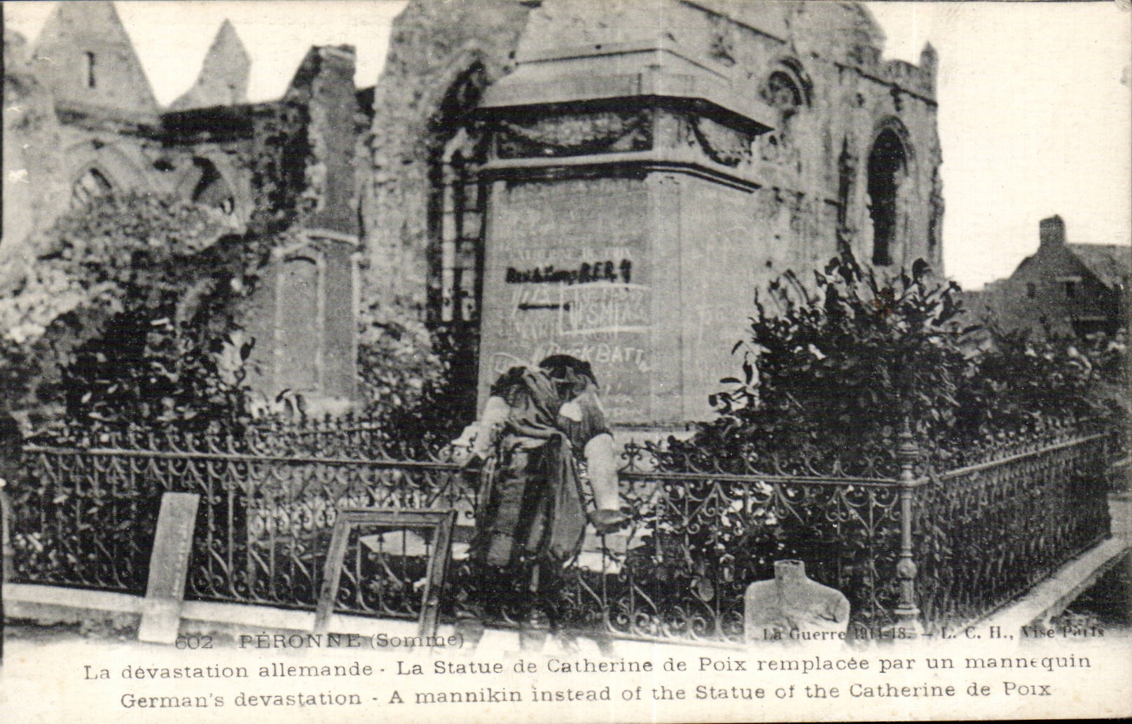 CPA Militaria Guerre de 1914 Peronne La devastation allemande La statue de Catherine de Poix remplacee par un mannequin 