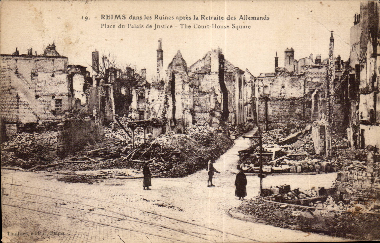 CPA Militaria Reims dans les ruines apres la retraite des allemands place du palais de justice