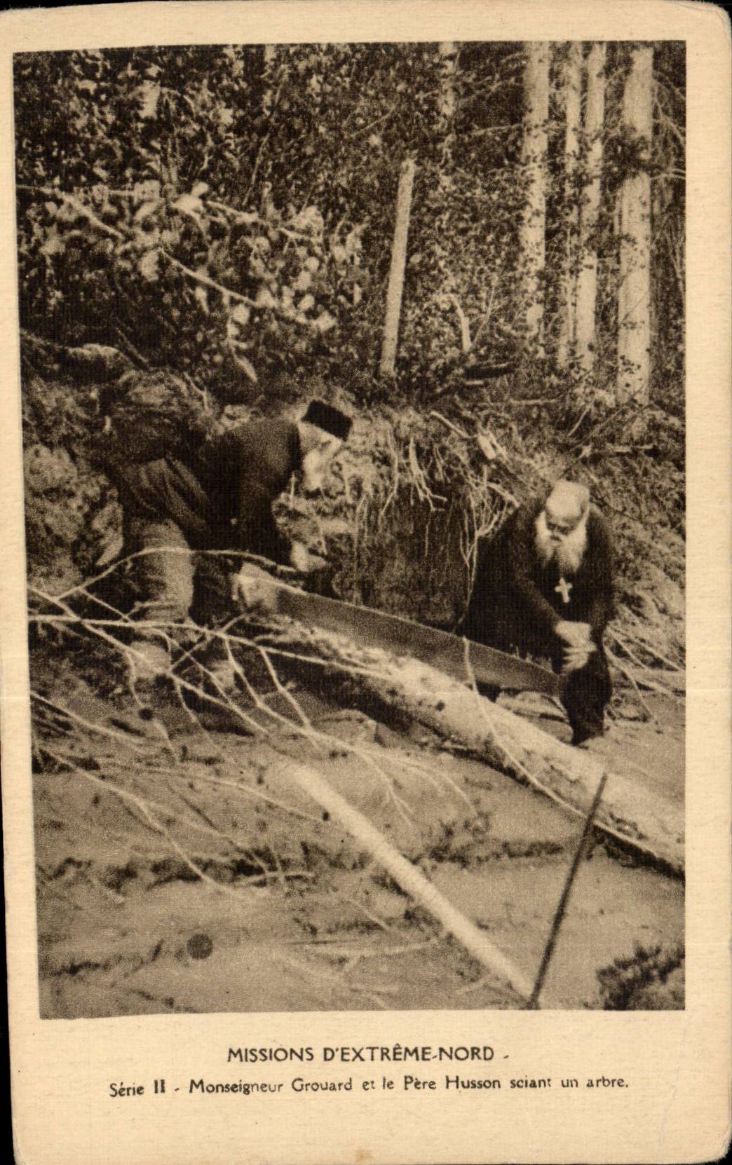CPA Missions d Extreme Nord Monseigneur Grouard et le pete Husson scient un arbre 