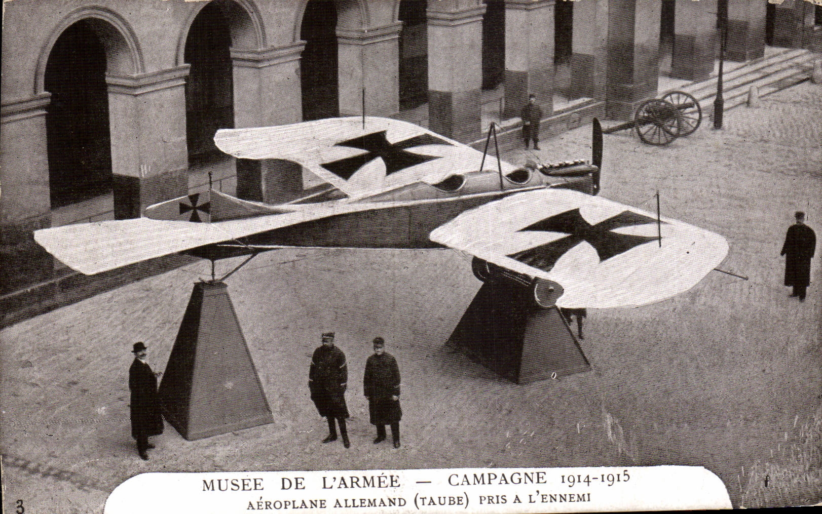 CPA Militaria Musee de l armee Campagne 1914 1915 Aeroplane allemand Taube pris a l ennemi