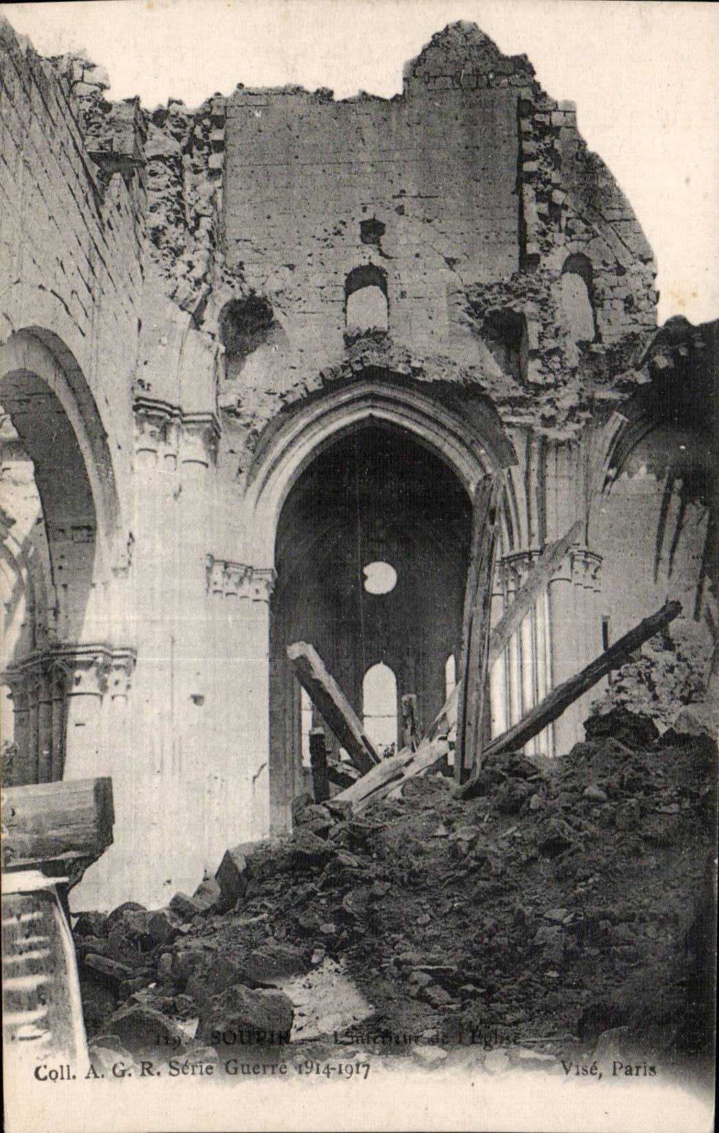 CPA Militaria Soupir Interieur de l eglise 