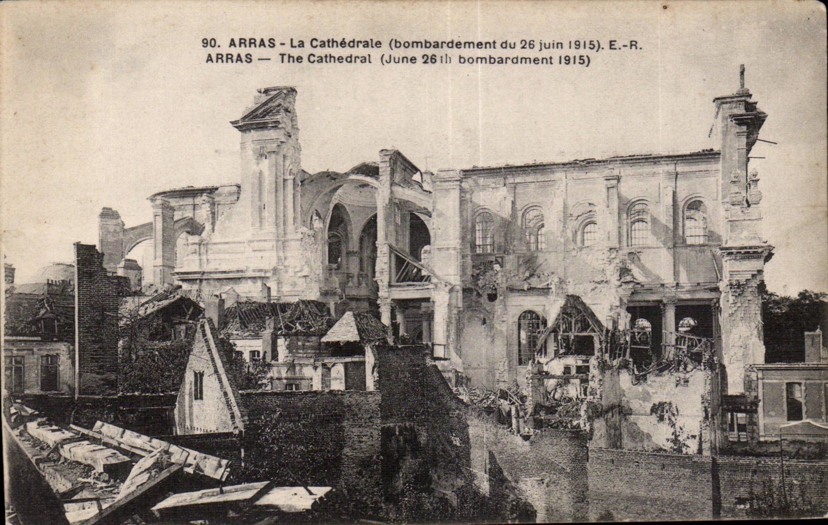 CPA Militaria Arras La cathedrale (bombardement du 26 juin 1915) 
