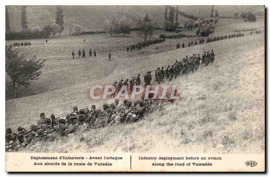CPA Militaria Campagne de 1914 Deploiement d infanterie Avant l attaque Aux abords de la route de Varedde