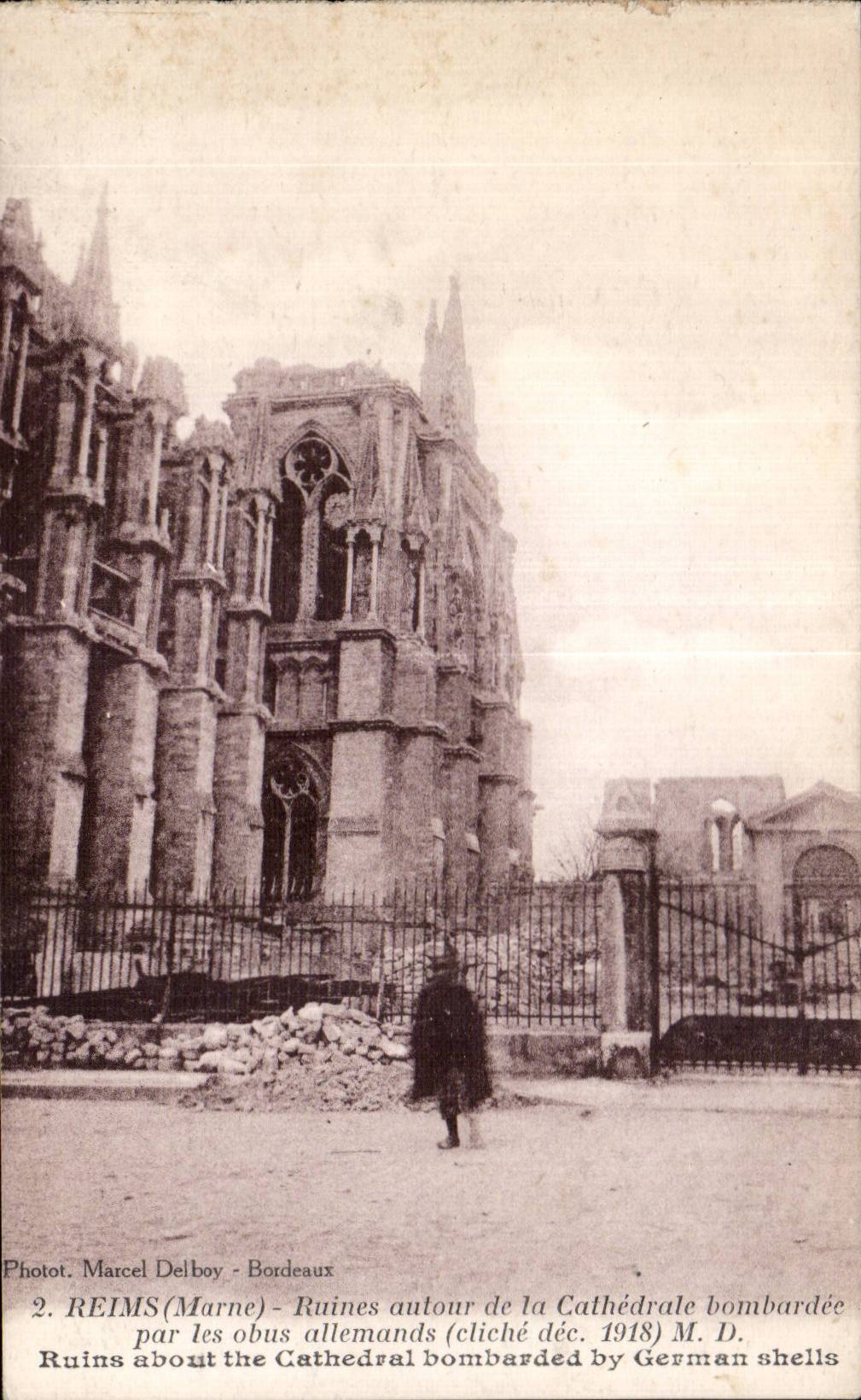 CPA Reims Ruines autour de la cathedrale abandonnee par les obus allemands