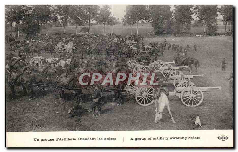 CPA Militaria Un groupe d artillerie attendant les ordres