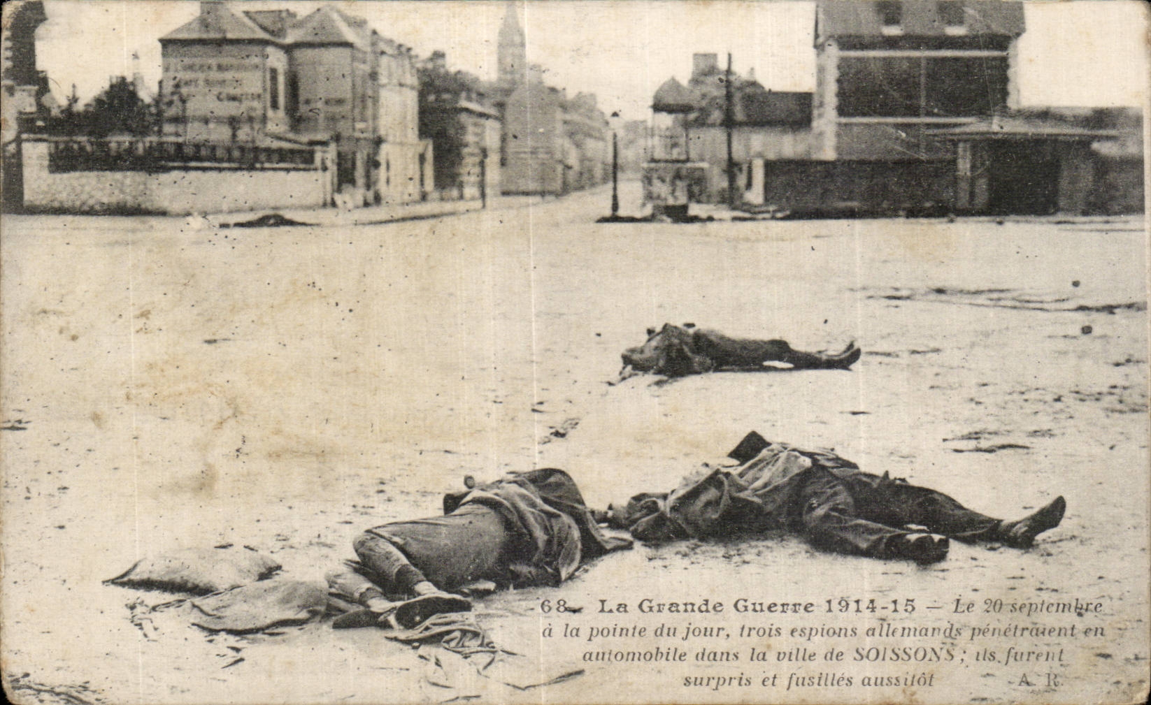 CPA Militaria La grande guerre 1914 Le 20 septembre a la pointe du jour trois espions allemands penetrent a Soissons 