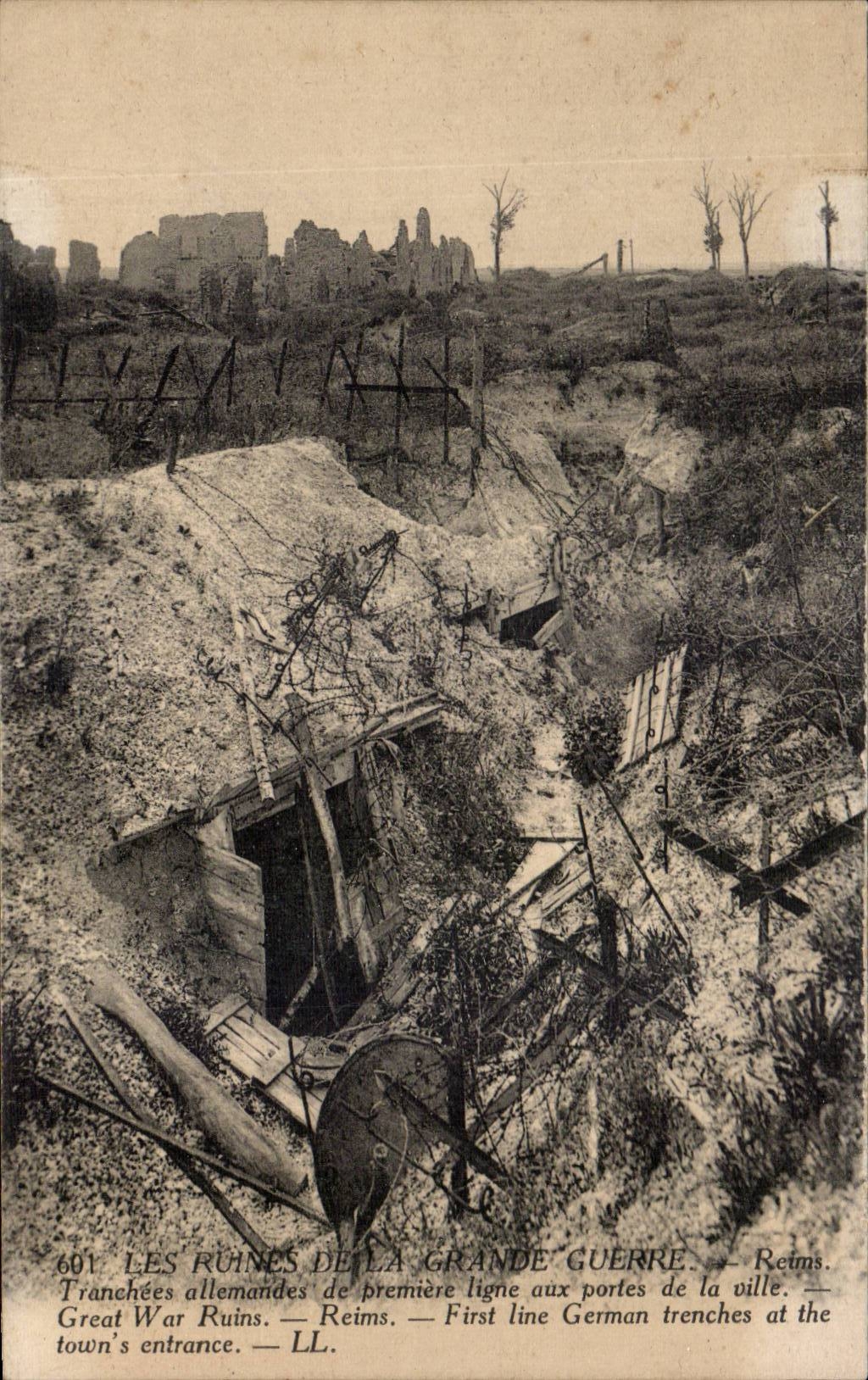 CPA Militaria La grande guerre 1914 Les ruines Reims Tranchees allemandes