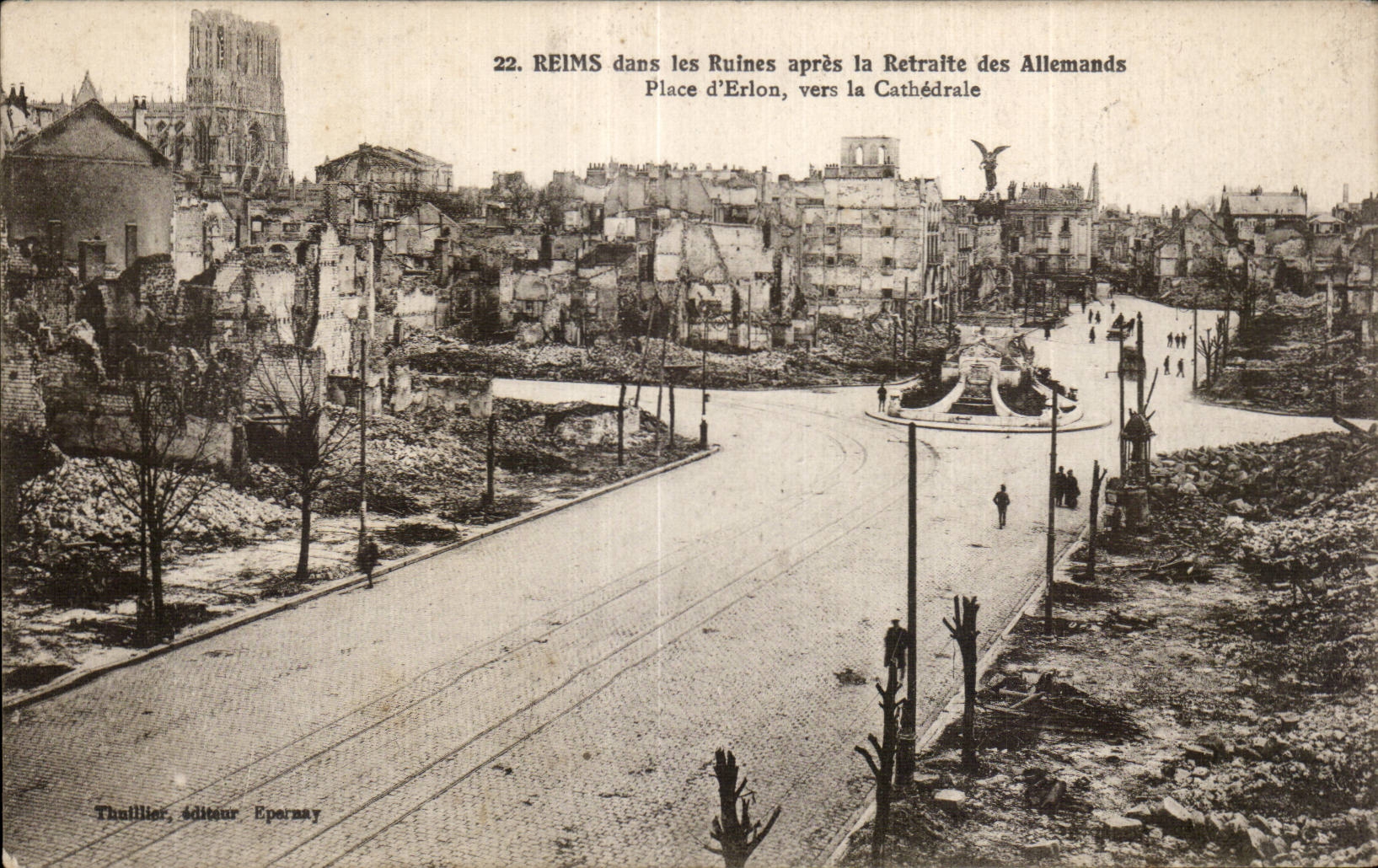 CPA Militaria Reims dans les ruines apres la retraite des allemands Place d Erlon vers la cathedrale