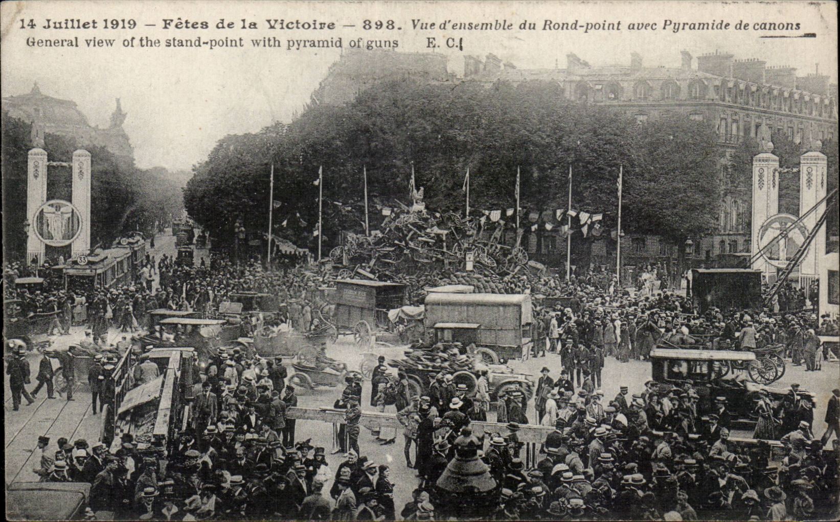 Fêtes de la Victoire — 14 Juillet 1919 — Vue d'ensemble du Rond-point avec Pyramide de canons — E.C.I