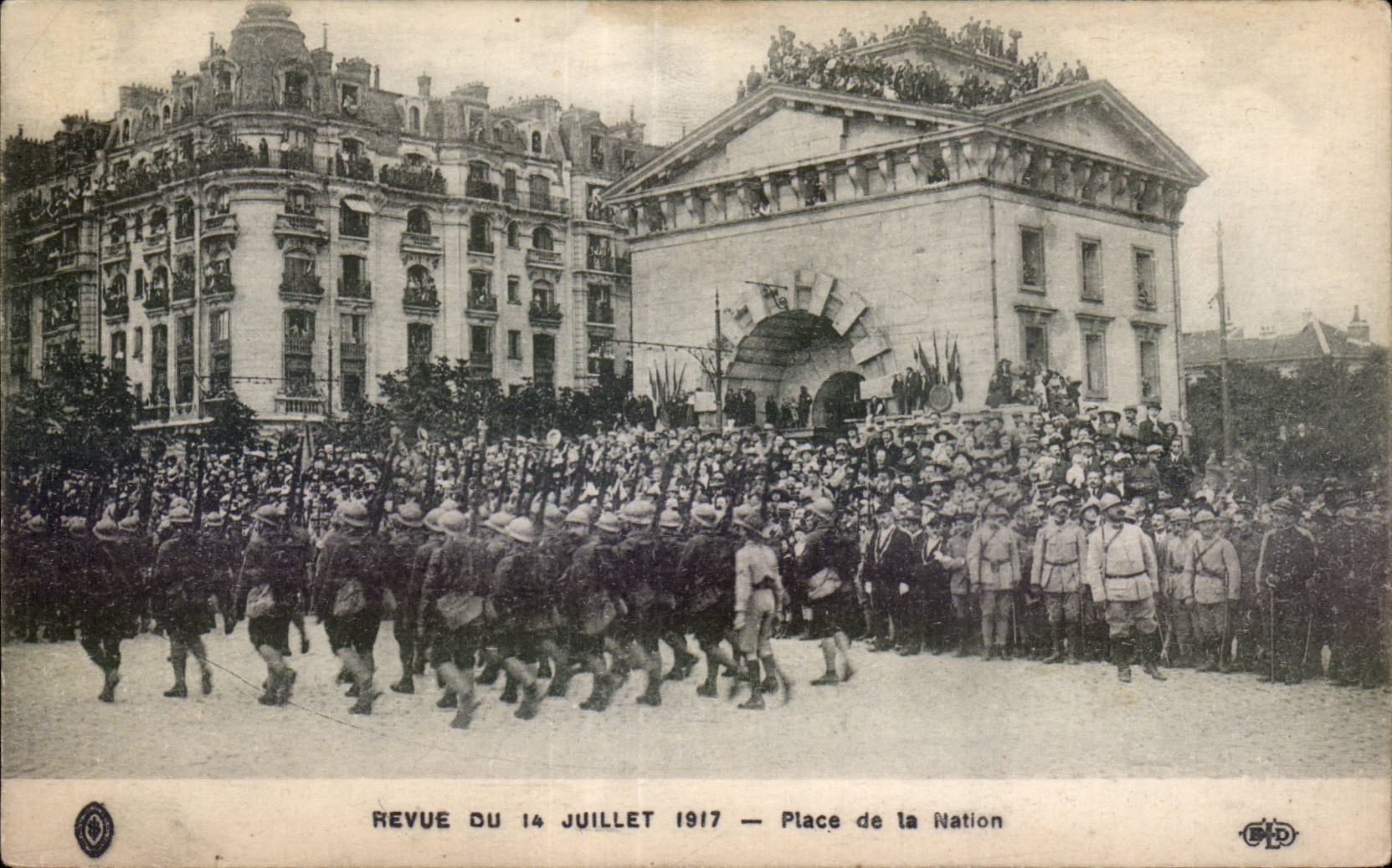 Paris - Revue du 14 Juillet 1917 - Militaria - Place de la Nation - CPA 