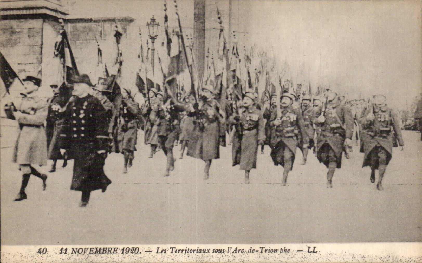 CPA Militaria Paris 11 novembre 1920Les territoriaux sous l arc de triomphe 
