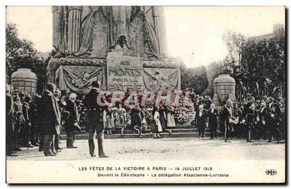 CPA Militaria Paris Fetes de la Victoire 14 juillet 1919 Devant le Cenotaphe La delegation alsacienne Lorraine 