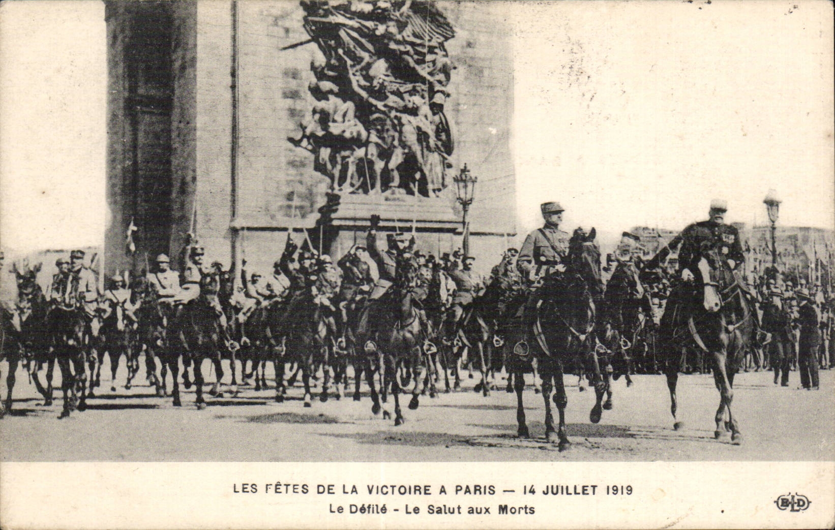 CPA Militaria Paris Fetes de la Victoire 14 juillet 1919 Le defile Le salut aux morts Arc de Triomphe 