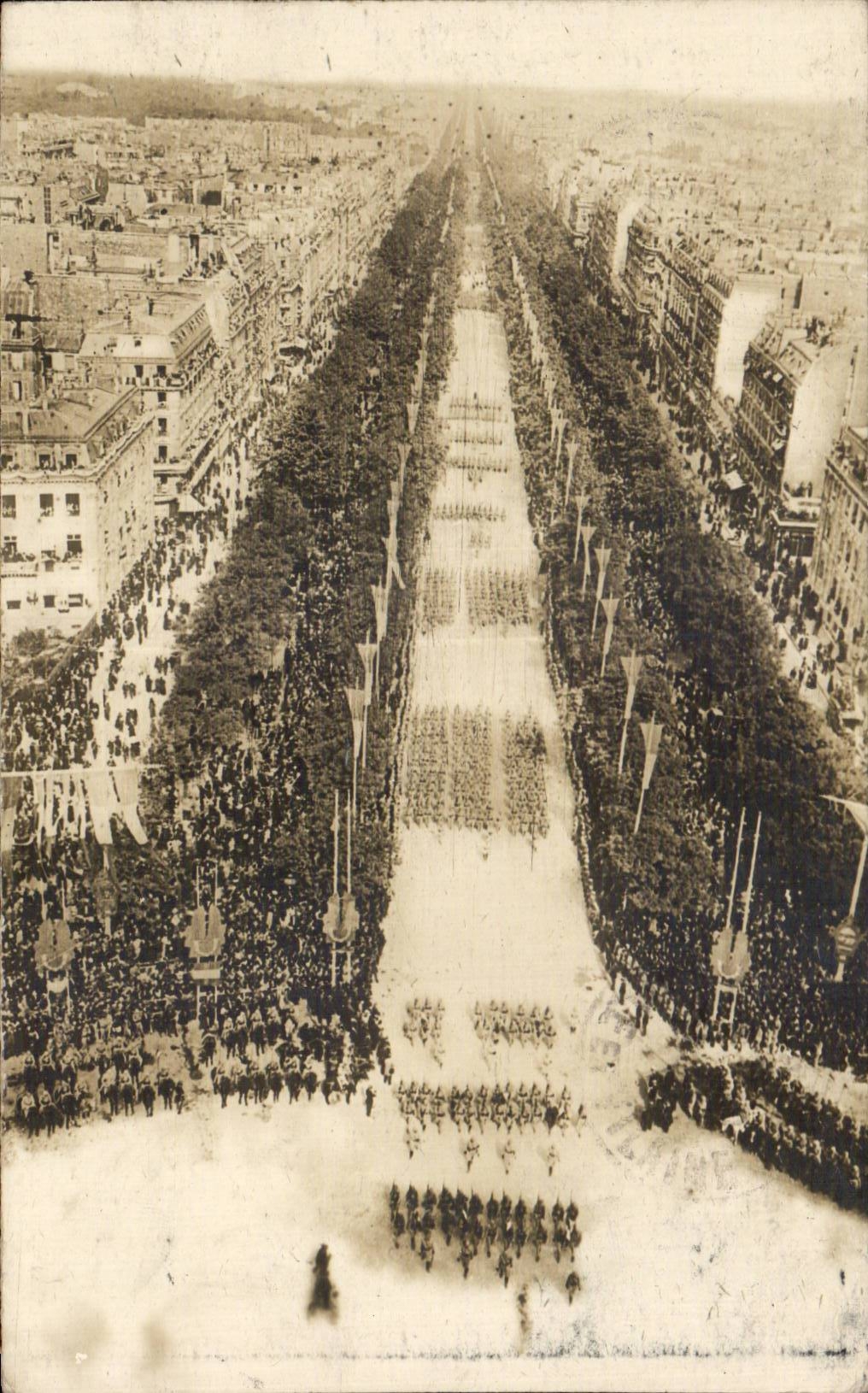 CPA Militaria Paris Fetes de la Victoire 14 juillet 1919 Champs Elysees