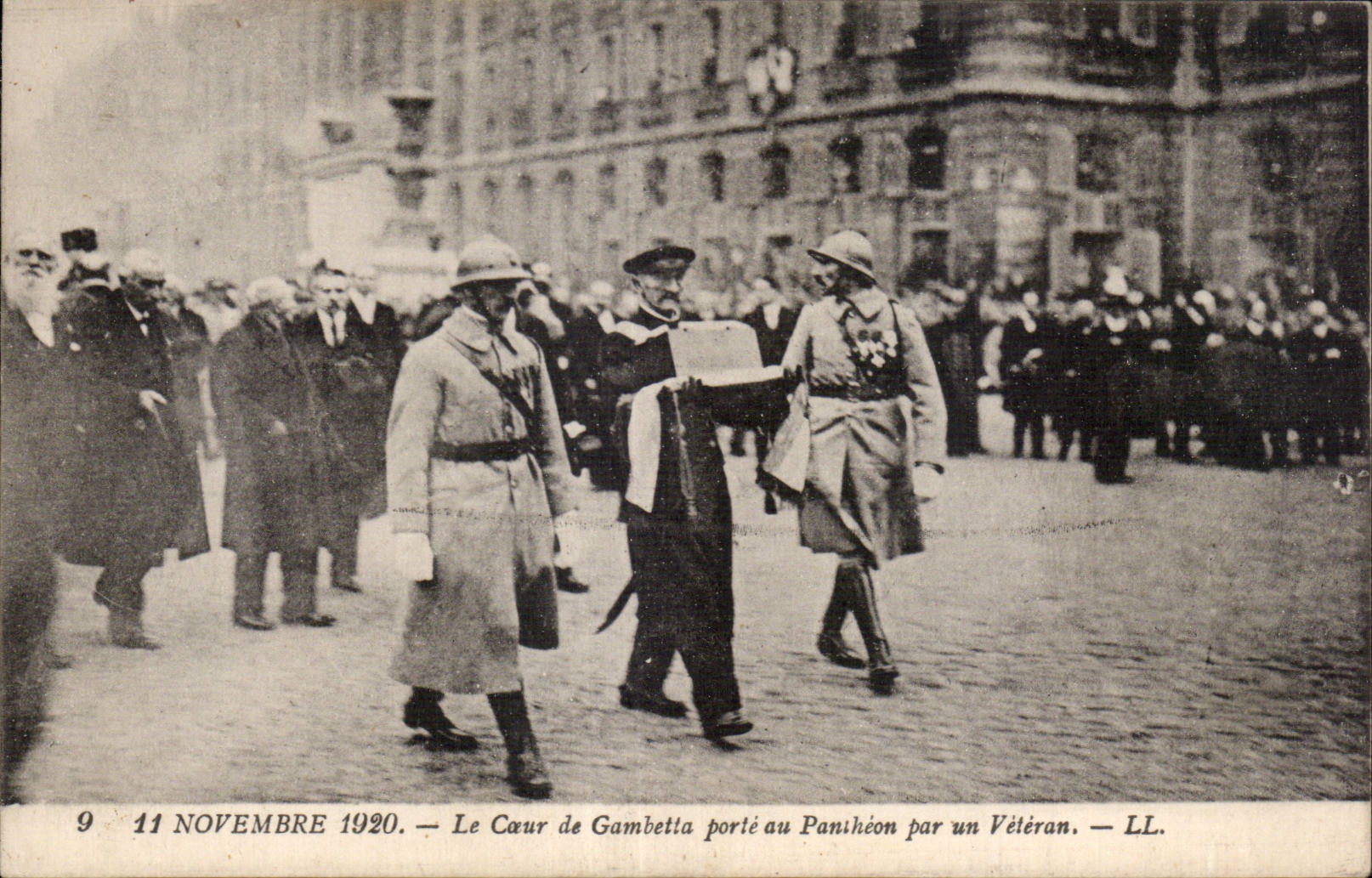 CPA Militaria Paris 11 Novembre 1920 Le coeur de Gambetta porte au Pantheon par un veteran 