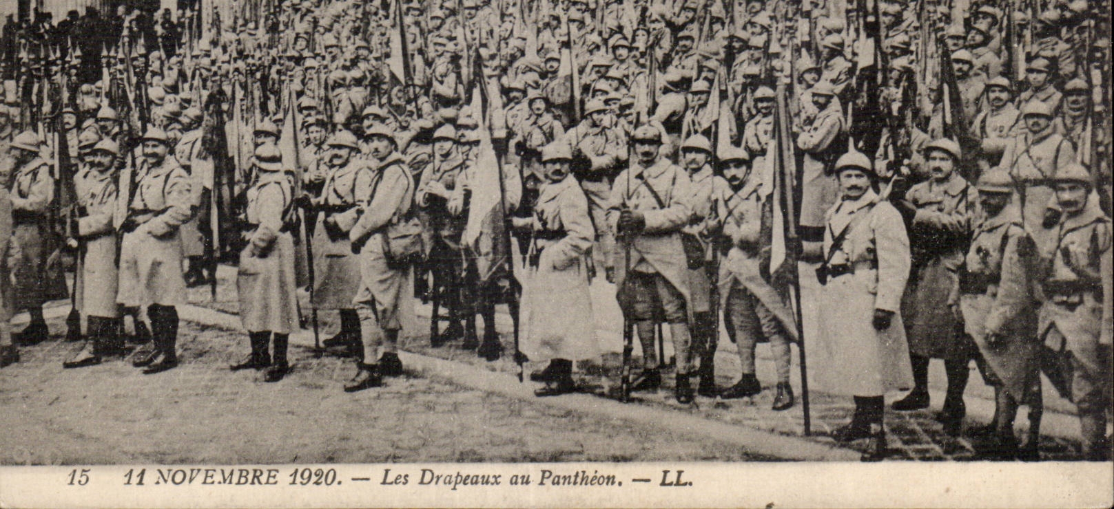 CPA Militaria Paris 11 Novembre 1920 Les drapeaux au Pantheon 