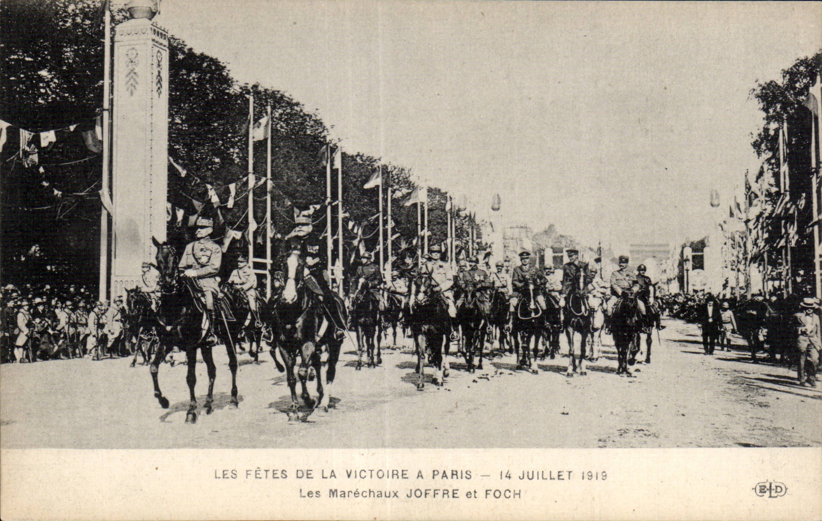 CPA Militaria Paris Fetes de la Victoire 14 juillet 1919 Les Marechaux Foch et Joffre 