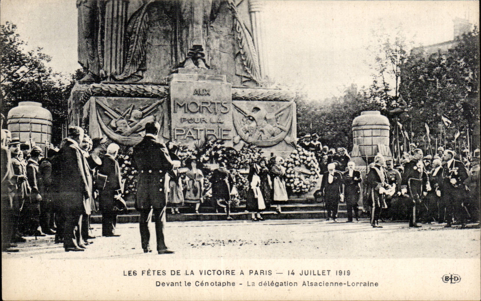CPA Militaria Paris Fetes de la victoire 14 juillet 1919 Devant le Cenotaphe la delegation Alsacienne Lorraine 