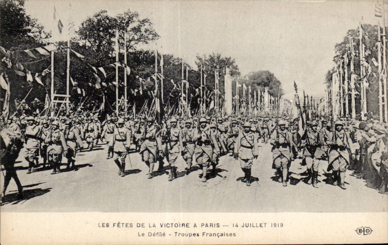 CPA Militaria Paris Fetes de la victoire 14 juillet 1919 Le defile Troupes francaises
