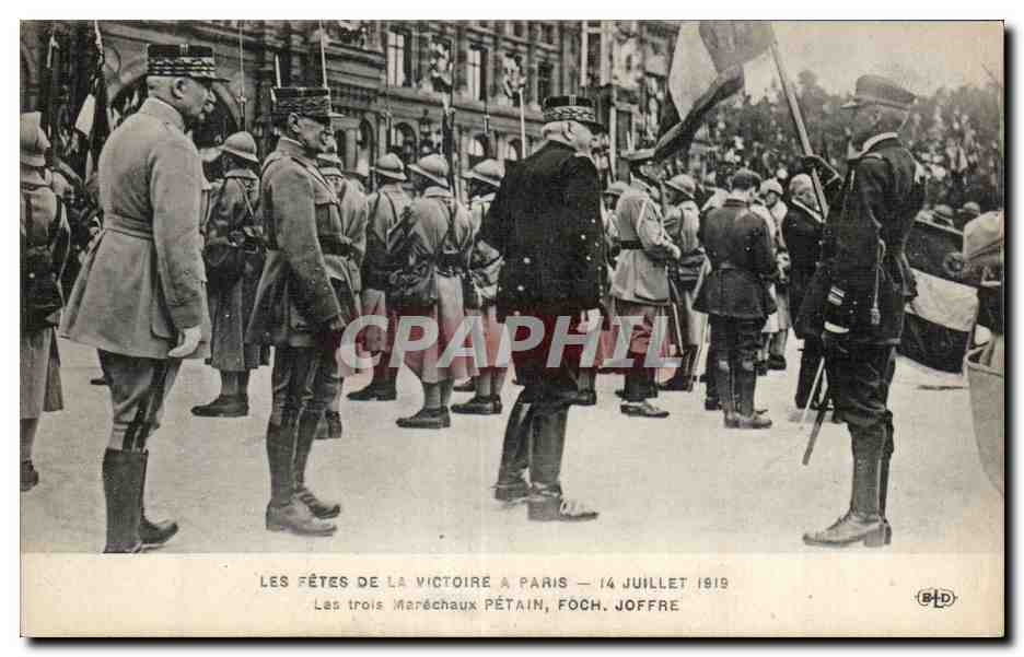 CPA Militaria Paris Fetes de la victoire 14 juillet 1919 Les trois marechaux Petain Foch Joffre