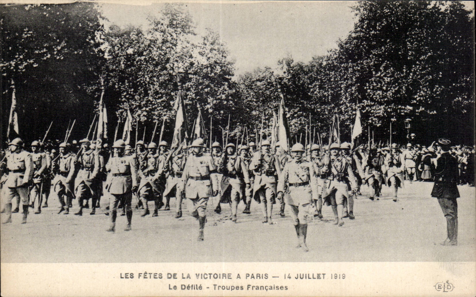 CPA Militaria Paris Fetes de la victoire 14 juillet 1919 Le defile Troupes francaises