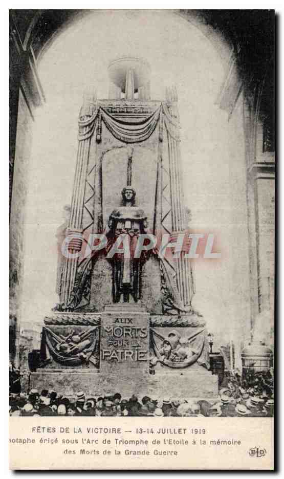 CPA Militaria Paris Fetes de la victoire 14 juillet 1919 Cenotaphe erige sous l arc de Triomphe 