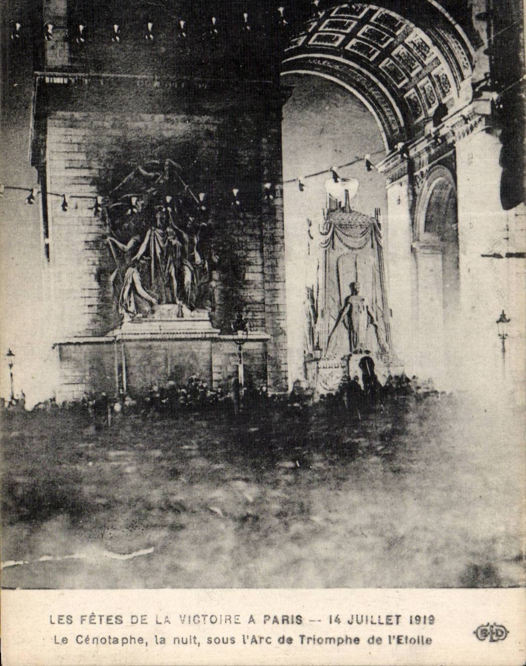 CPA Militaria Paris Fetes de la victoire 14 juillet 1919 Cenotaphe erige sous l arc de Triomphe 