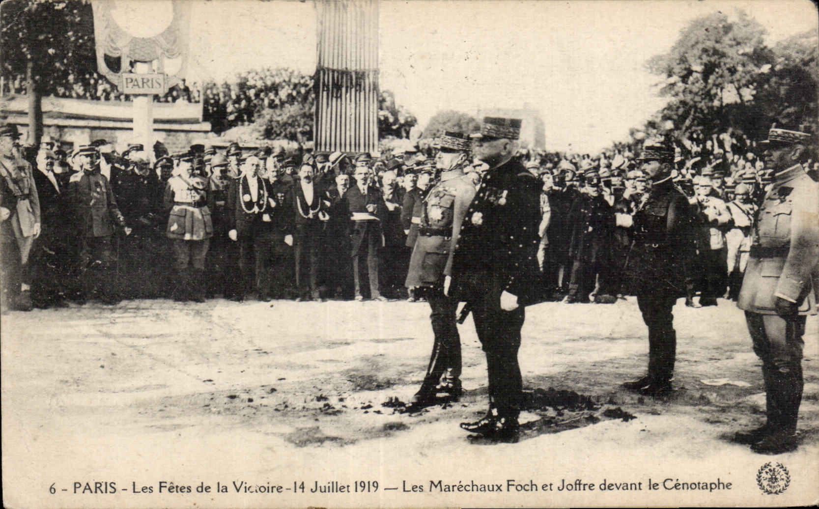 CPA Militaria Paris Fetes de la victoire 14 juillet 1919 Les marechaux Foch et Joffre devant le Cenotaphe 