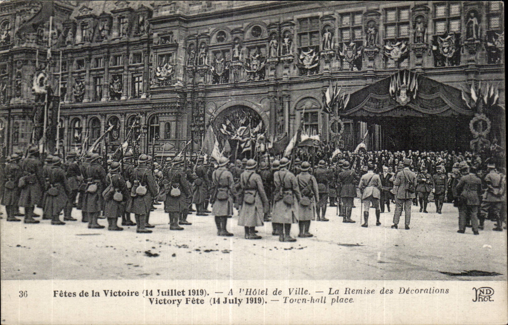 CPA Militaria Paris Fetes de la victoire 14 juillet 1919 Hotel de ville La remise des decorations 