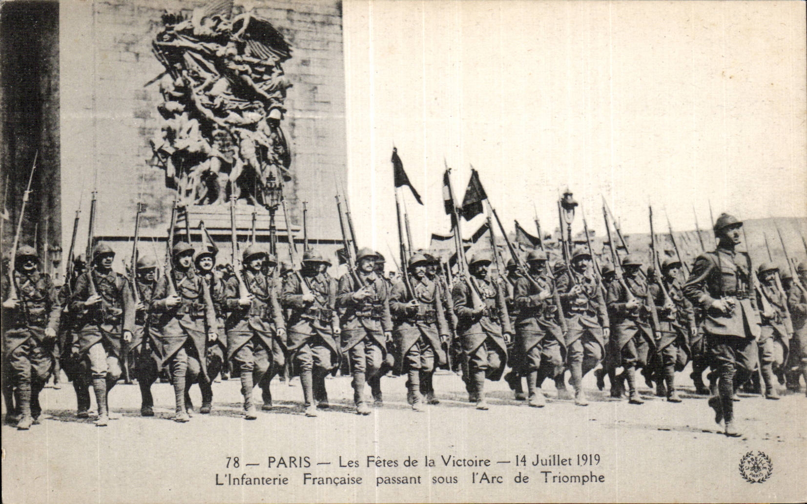 CPA Militaria Paris Fetes de la victoire 14 juillet 1919 L infanterie francaise passant sous l arc de triomphe 