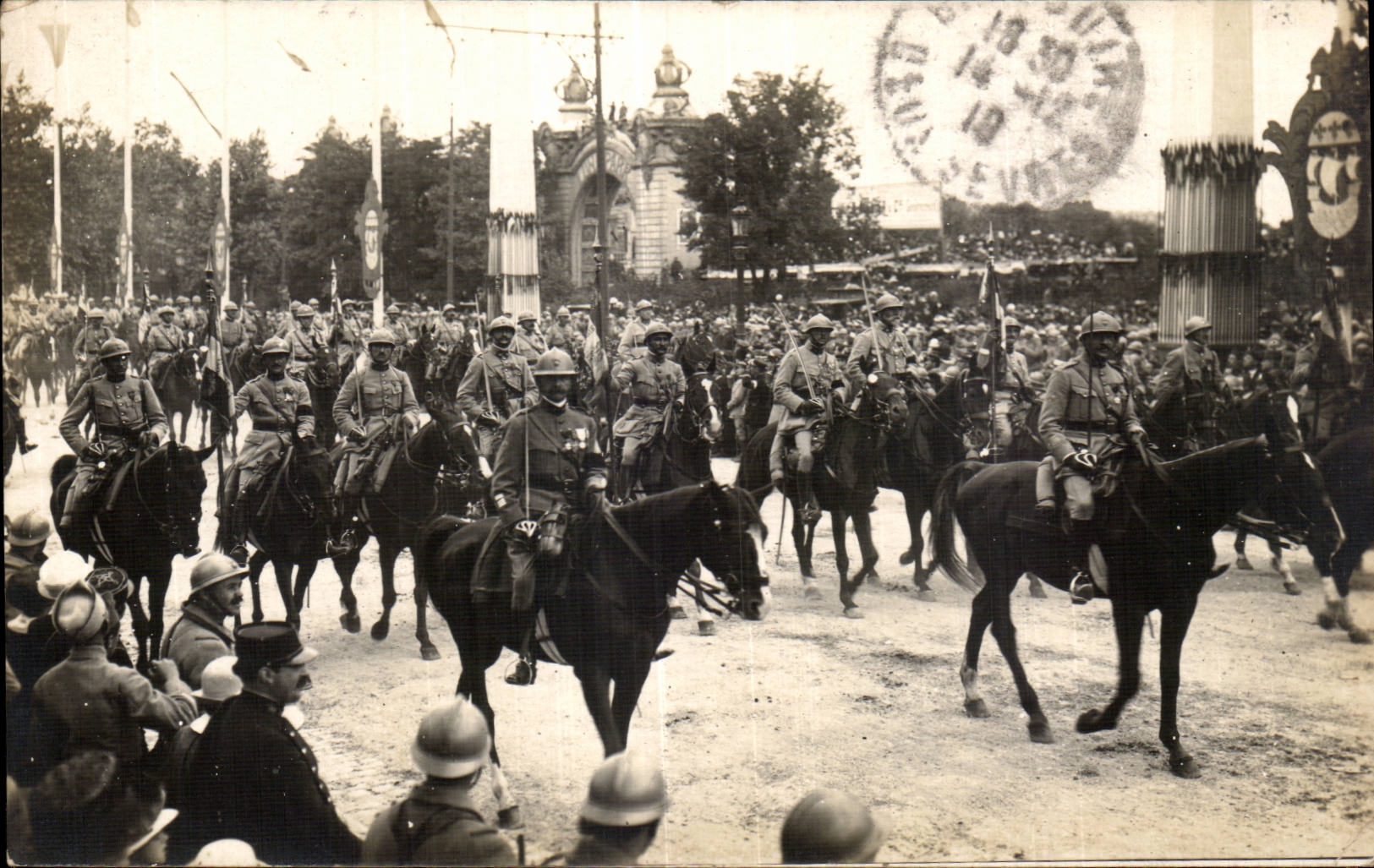 CPA Militaria Paris Fetes de la victoire 14 juillet 1919 La cavalerie
